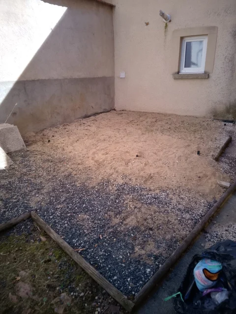 Cour propre après débroussaillage