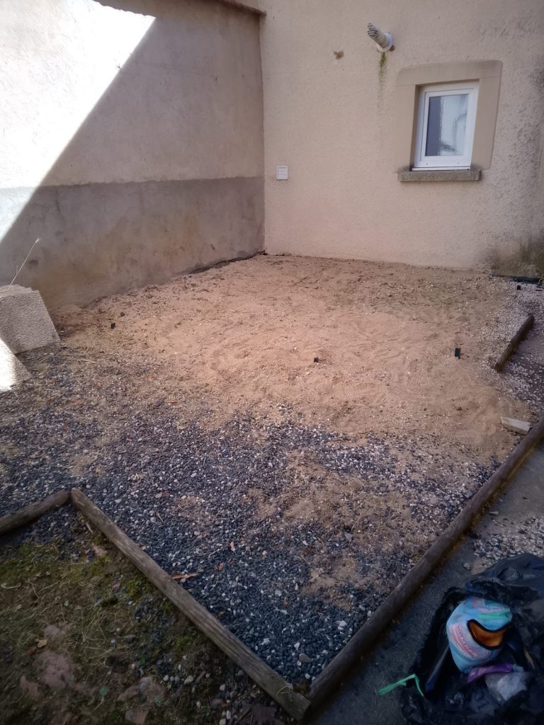 Cour propre après débroussaillage