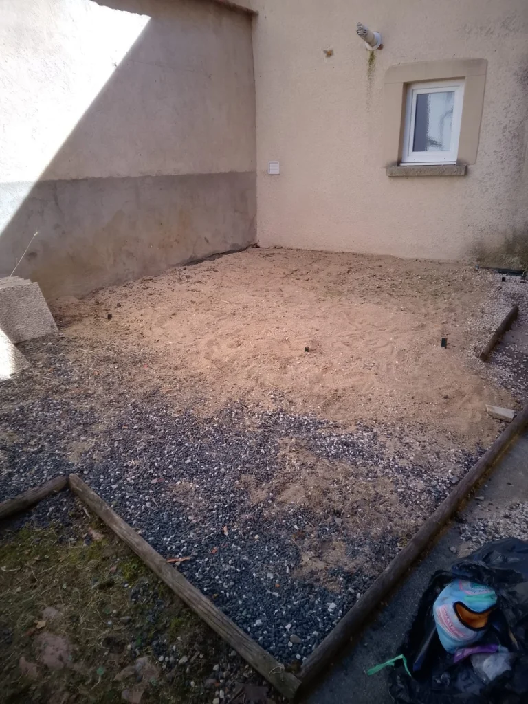 Cour propre après débroussaillage