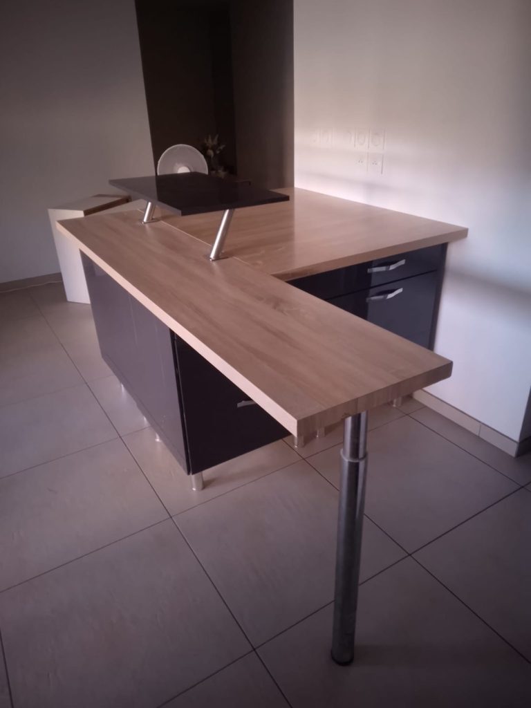 Meuble de cuisine avec plan de travail et bar, monté